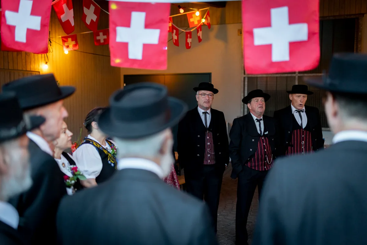 … und Schweizer Volksmusik. Ein Chor singt.